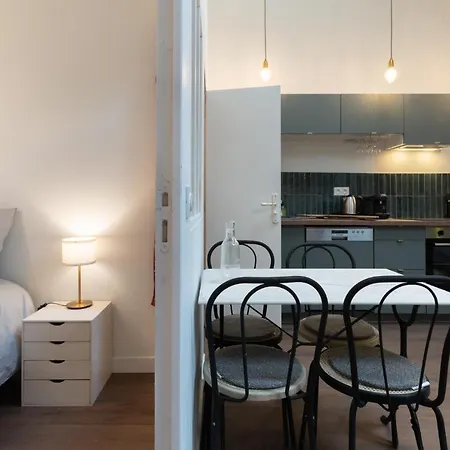 Sur La Place , Centre Village Cosy&calme 2ch Apartamento *