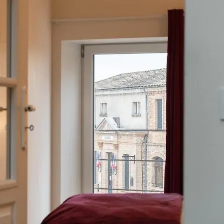 Sur La Place , Centre Village Cosy & Calme 2ch Appartement *