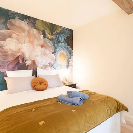 Sur La Place , Centre Village Cosy & Calme 2ch