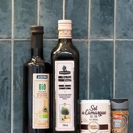 Sur La Place , Centre Village Cosy & Calme 2ch Appartement