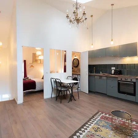 Sur La Place , Centre Village Cosy & Calme 2ch Apartment Lapeyrouse-Fossat