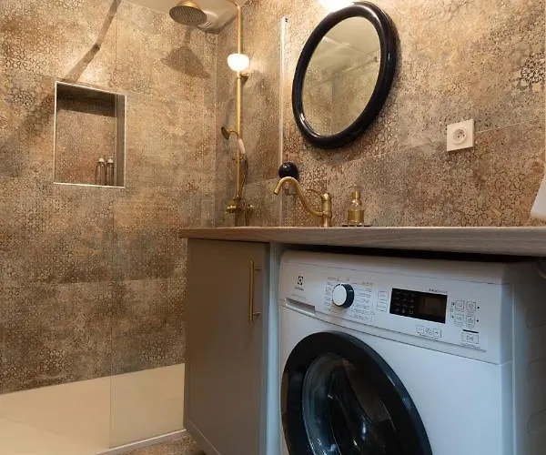 Sur La Place , Centre Village Cosy & Calme 2ch Apartment Lapeyrouse-Fossat