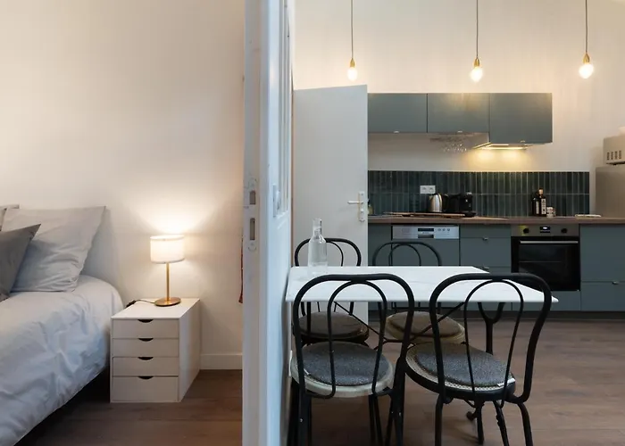 Sur La Place , Centre Village Cosy & Calme 2ch Apartment *