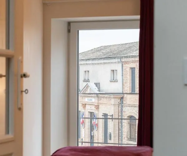 Sur La Place , Centre Village Cosy & Calme 2ch Apartment *