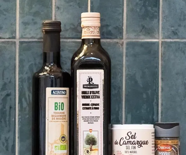 Sur La Place , Centre Village Cosy & Calme 2ch Apartment