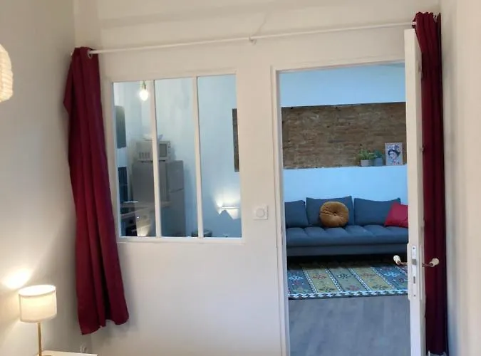 Sur La Place , Centre Village Cosy & Calme 2ch Apartment *