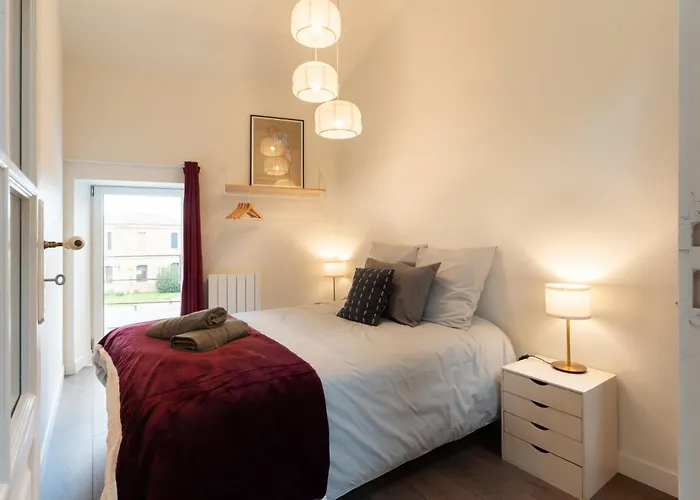 Sur La Place , Centre Village Cosy & Calme 2ch Lapeyrouse-Fossat