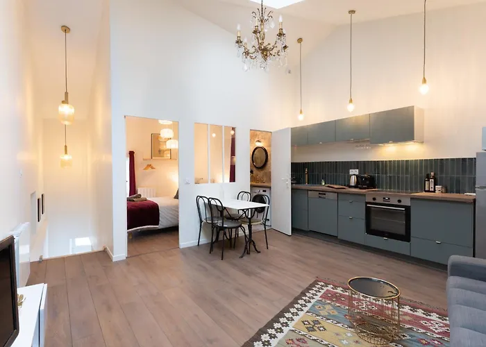 Sur La Place , Centre Village Cosy & Calme 2ch Apartment Lapeyrouse-Fossat