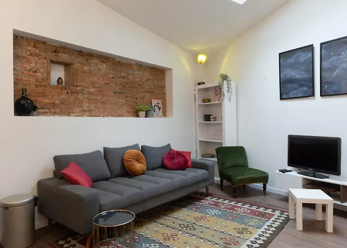 Sur La Place , Centre Village Cosy & Calme 2ch Apartment